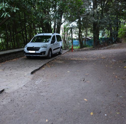  Siete años de inaugurado y todavía no han puesto una plaza de aparcamiento adaptada en el monte de Agua García. Ese es el interés.