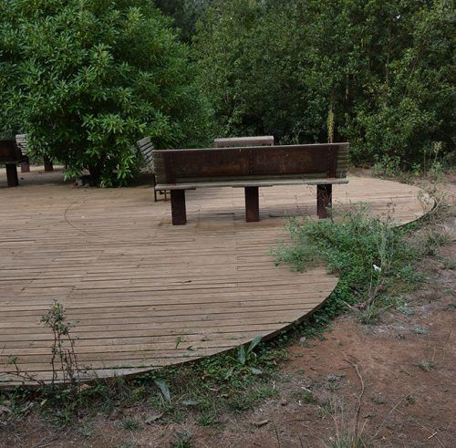 Una plataforma de madera, supuestamente para personas en silla de ruedas, sin un bordillo de seguridad. Espectacular y de libro sobre lo que no se debe hacer jamás