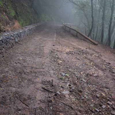 Tiene pinta de que estos cafres están tocado el cantil para que caigan las piedras más sueltas, que antes terminaban atrapadas por la vegetación mayoritariamente, con lo que sin la más mínima duda están agravando el problema. Terminarán hormigonando, ya lo veremos. 