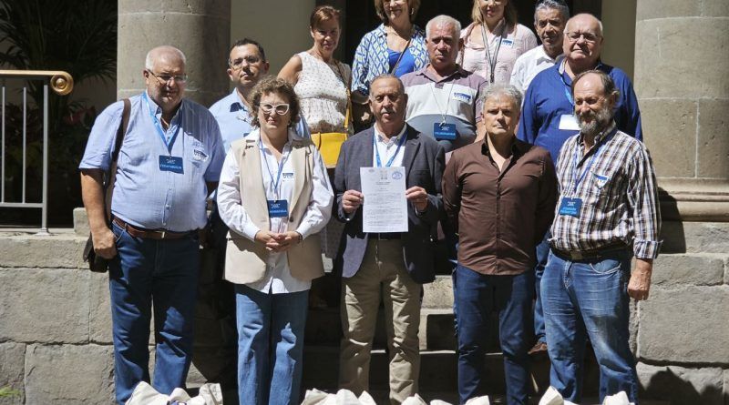 La comisión promotora de la Ley de Volcanes entrega al Parlamento 19.177 firmas de toda Canarias