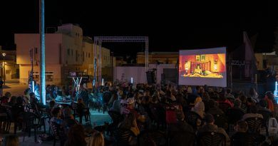 Extraordinaria acogida en La Oliva del Cine al aire libre de Tenique Cultural