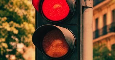 Semáforos sí, en rojo y sólo al despilfarro del dinero de las arcas públicas